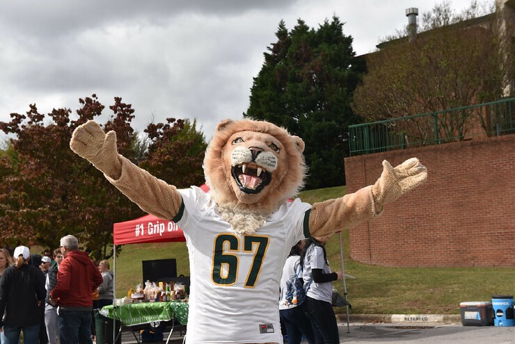 King greets alumni at Homecoming