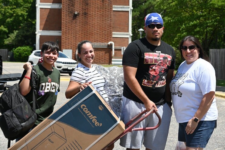 A new student moves in with his family's help