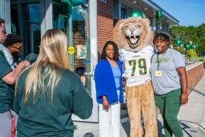 Student arrive to move into the residence halls