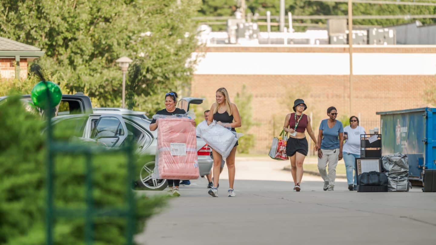 New students arrive on campus