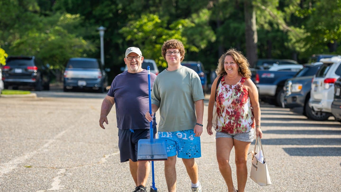 A student arrives on campus with family members