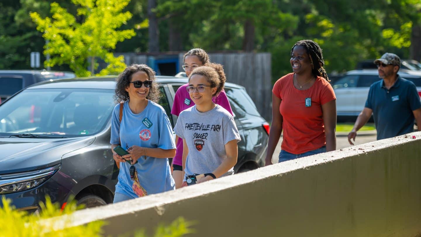 New students and family members arrive on campus